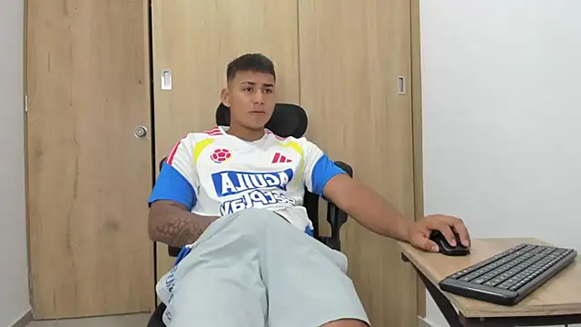 Snapshot of Hector_21_ chatting on July 3, 8:37 pm Hector 21 online show from July 3, 8:37 pm
