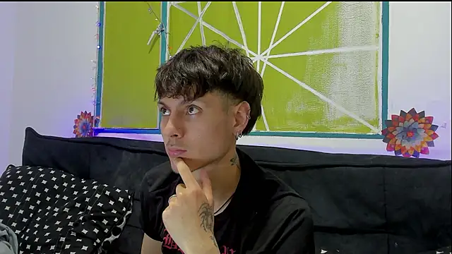 Snapshot of Dioniso_guy8 chatting on February 19, 8:27 pm Dioniso guy8 online show from February 19, 8:27 pm