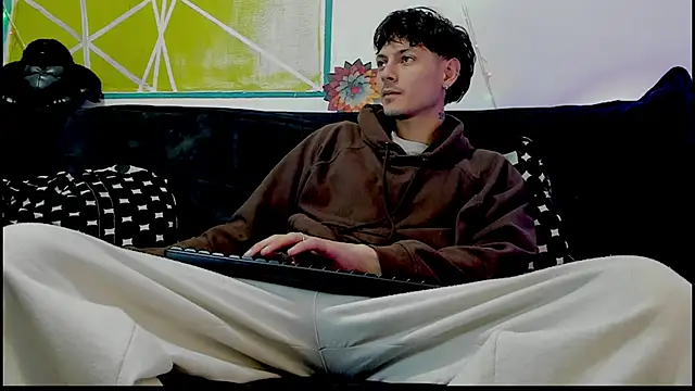 Snapshot of Dioniso_guy8 chatting on March 10, 6:57 pm Dioniso guy8 online show from March 10, 6:57 pm