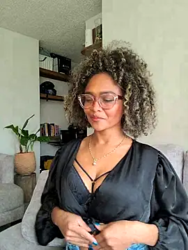 Snapshot of BiiancaEstradaa chatting on July 31, 8:52 pm BiiancaEstradaa online show from July 31, 8:52 pm
