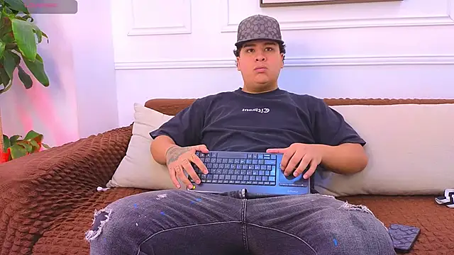 Snapshot of Naim_Bennetsex chatting on May 27, 7:00 pm Naim Bennetsex online show from May 27, 7:00 pm