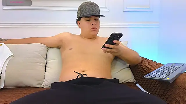 Snapshot of Naim_Bennetsex chatting on June 4, 6:36 pm Naim Bennetsex online show from June 4, 6:36 pm