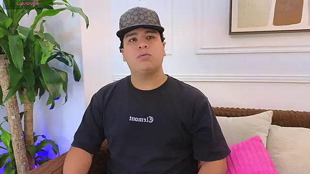 Snapshot of Naim_Bennetsex chatting on June 17, 5:58 pm Naim Bennetsex online show from June 17, 5:58 pm