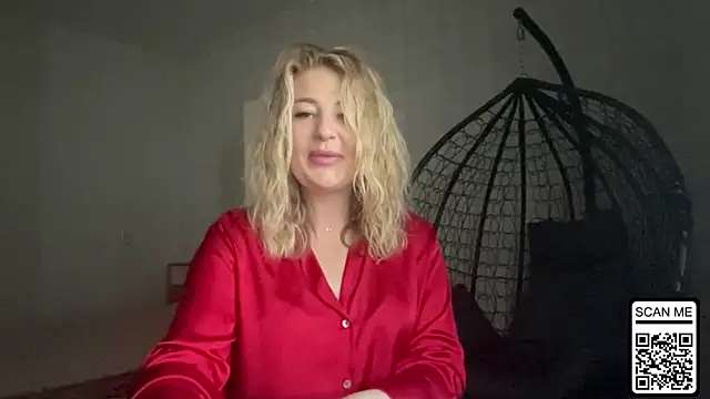 Snapshot of Blondie_xoxoxo chatting on June 13, 8:23 am Blondie xoxoxo online show from June 13, 8:23 am