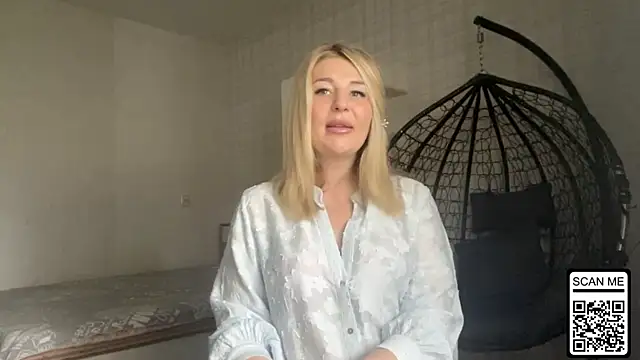 Snapshot of Blondie_xoxoxo chatting on June 14, 7:32 am Blondie xoxoxo online show from June 14, 7:32 am