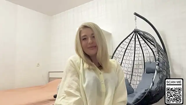 Snapshot of Blondie_xoxoxo chatting on June 22, 9:34 pm Blondie xoxoxo online show from June 22, 9:34 pm