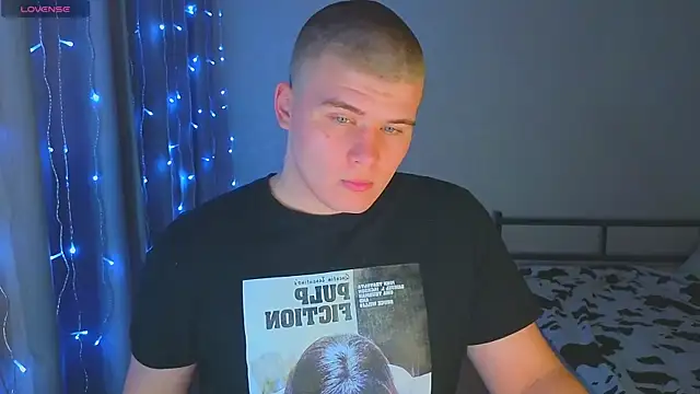 Snapshot of kittenmurr chatting on December 2, 3:51 pm kittenmurr online show from December 2, 3:51 pm