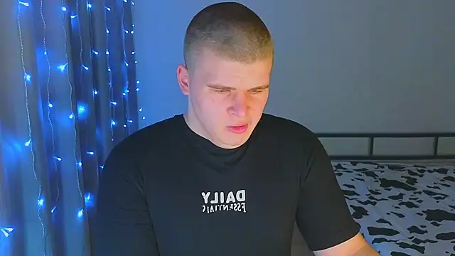 Snapshot of kittenmurr chatting on December 5, 8:38 pm kittenmurr online show from December 5, 8:38 pm