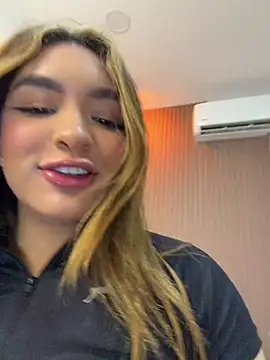 Snapshot of jenn_fit chatting on May 16, 8:18 pm jenn fit online show from May 16, 8:18 pm