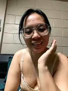 Snapshot of melyiaaa chatting on November 25, 4:18 pm melyiaaa online show from November 25, 4:18 pm