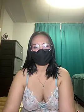 melyiaaa online show from May 1, 2:32 pm
