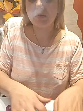 Snapshot of qSensi chatting on November 22, 9:36 pm qSensi online show from November 22, 9:36 pm