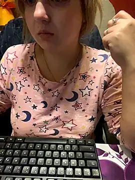 Snapshot of qSensi chatting on November 30, 12:36 am qSensi online show from November 30, 12:36 am