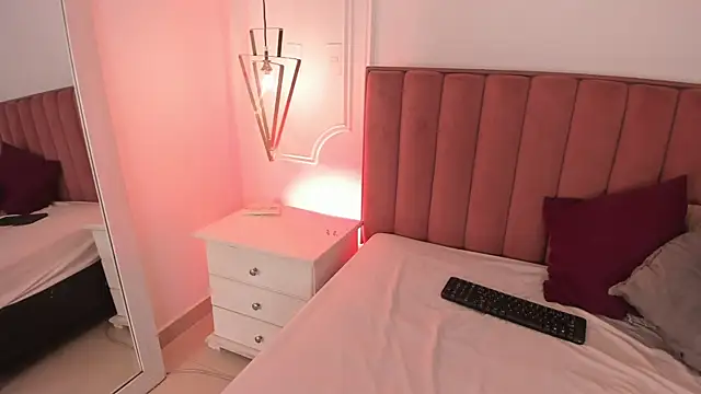Snapshot of Tessa_Sinclaire chatting on June 3, 8:25 pm Tessa Sinclaire online show from June 3, 8:25 pm