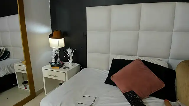 Snapshot of Tessa_Sinclaire chatting on July 7, 8:24 pm Tessa Sinclaire online show from July 7, 8:24 pm