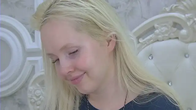 Snapshot of EllieFrosty_ chatting on May 23, 12:05 am EllieFrosty online show from May 23, 12:05 am