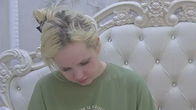 Snapshot of EllieFrosty_ chatting on June 21, 11:40 pm EllieFrosty online show from June 21, 11:40 pm