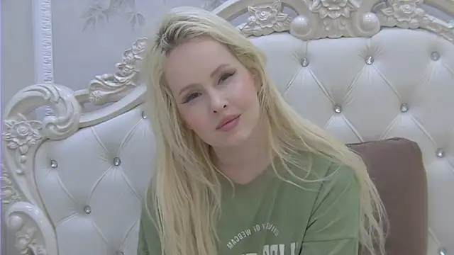 Snapshot of EllieFrosty_ chatting on June 22, 3:25 am EllieFrosty online show from June 22, 3:25 am