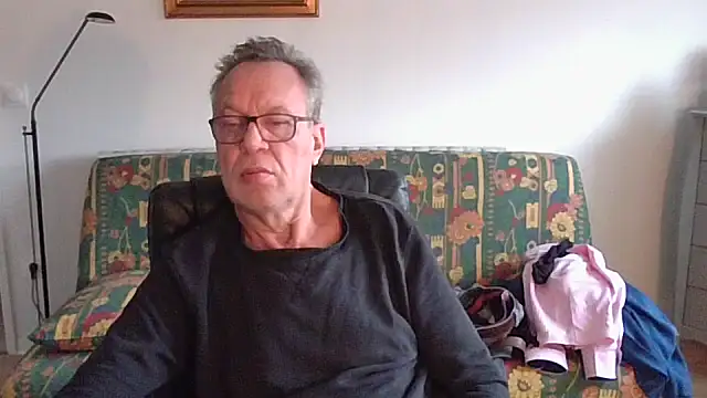 Snapshot of cqhd76 chatting on December 4, 9:29 am cqhd76 online show from December 4, 9:29 am