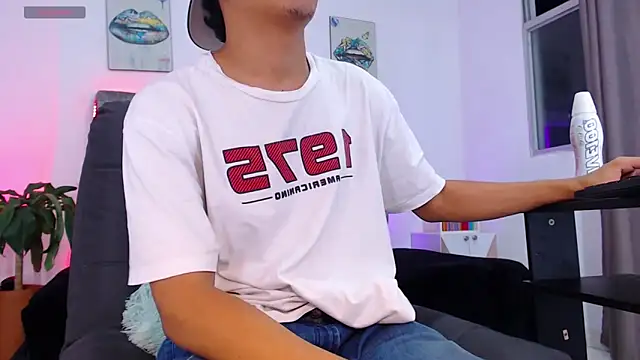 Snapshot of david_santos16 chatting on November 1, 12:01 am david santos16 online show from November 1, 12:01 am