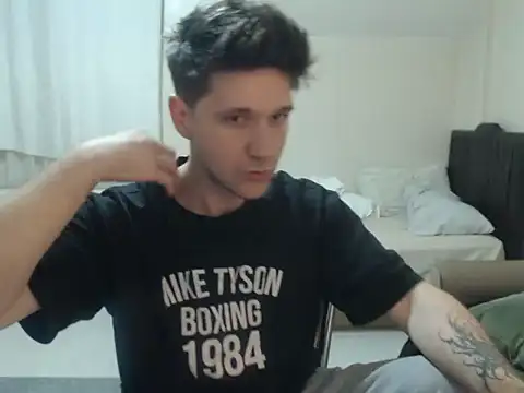 Snapshot of 2handsomemann chatting on May 22, 10:26 pm 2handsomemann online show from May 22, 10:26 pm