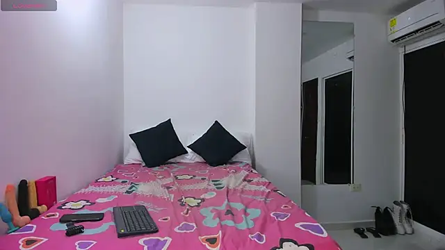 zou quira online show from December 3, 3:32 pm