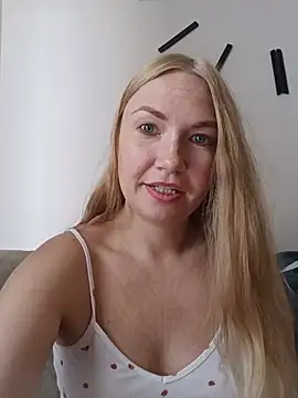 Snapshot of KisaVixen chatting on July 17, 9:27 am KisaVixen online show from July 17, 9:27 am