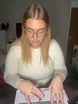 Snapshot of MysteriousMylaX chatting on December 17, 8:04 pm MysteriousMylaX online show from December 17, 8:04 pm