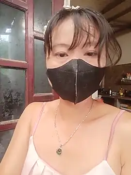 Snapshot of linda_bae00 chatting on June 18, 12:11 am linda bae00 online show from June 18, 12:11 am