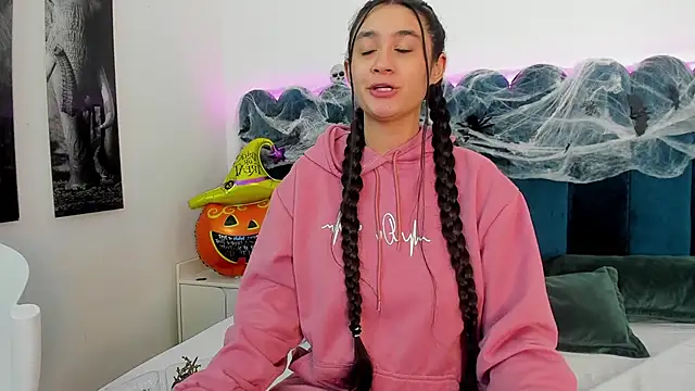 EmilyHanks  online show from October 24, 11:34 pm