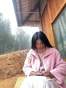 Snapshot of EmLy02 chatting on December 4, 1:04 am EmLy02 online show from December 4, 1:04 am