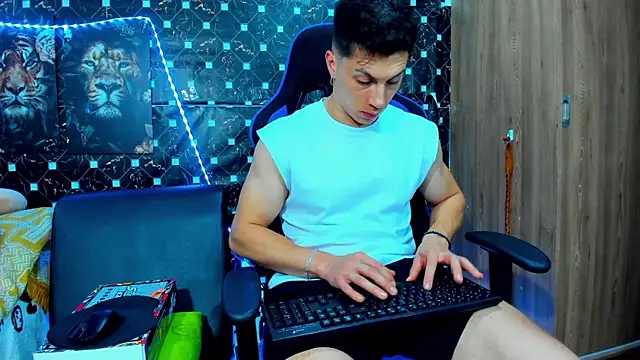 Snapshot of javiersexymann chatting on September 23, 5:10 am javiersexymann online show from September 23, 5:10 am