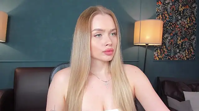 Snapshot of AvroraGoldie chatting on September 15, 10:26 am AvroraGoldie online show from September 15, 10:26 am