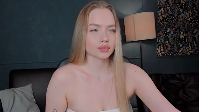 Snapshot of AvroraGoldie chatting on September 25, 12:20 pm AvroraGoldie online show from September 25, 12:20 pm