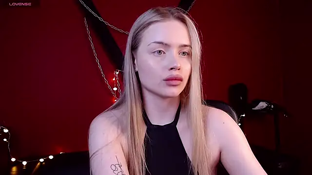 Snapshot of AvroraGoldie chatting on December 3, 10:46 am AvroraGoldie online show from December 3, 10:46 am