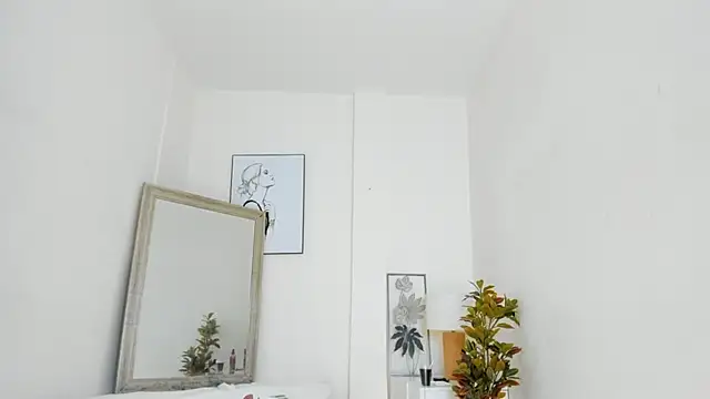 Snapshot of emy_barnert chatting on December 14, 12:32 pm emy barnert online show from December 14, 12:32 pm