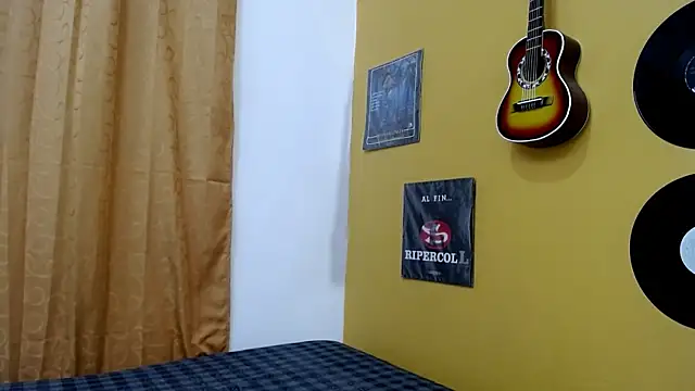 skinnyverus18 online show from February 12, 7:42 pm