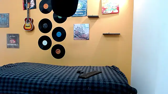 skinnyverus18 online show from March 14, 7:08 pm