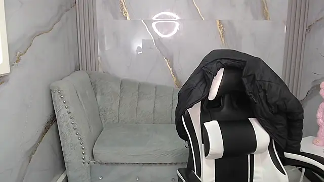 Snapshot of Ashley_Blum_v chatting on December 13, 8:14 pm Ashley Blum v online show from December 13, 8:14 pm