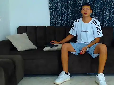 Snapshot of jefferson_exotic21 chatting on December 3, 6:43 am jefferson exotic21 online show from December 3, 6:43 am