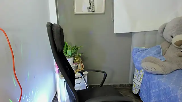 Snapshot of Allison_19__ chatting on November 15, 4:43 am Allison 19 online show from November 15, 4:43 am