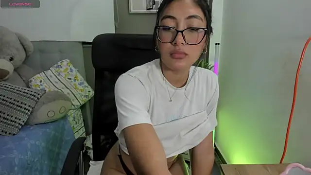 Snapshot of Allison_19__ chatting on November 17, 11:21 pm Allison 19 online show from November 17, 11:21 pm