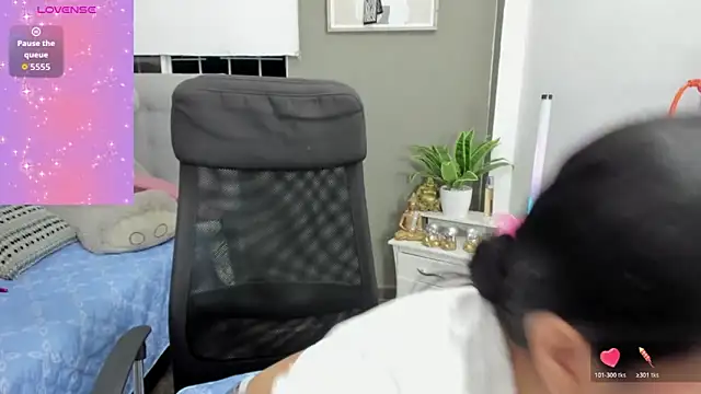 Snapshot of Allison_19__ chatting on December 15, 2:27 am Allison 19 online show from December 15, 2:27 am