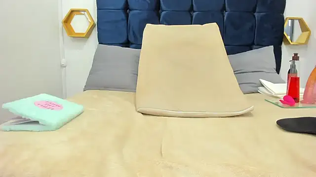 Snapshot of candy_big_tits18 chatting on September 25, 12:14 am candy big tits18 online show from September 25, 12:14 am