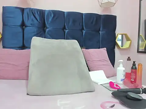 Snapshot of candy_big_tits18 chatting on October 30, 12:34 am candy big tits18 online show from October 30, 12:34 am