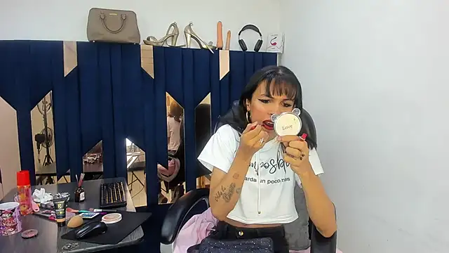 Aisha hotts777 online show from April 24, 3:31 am