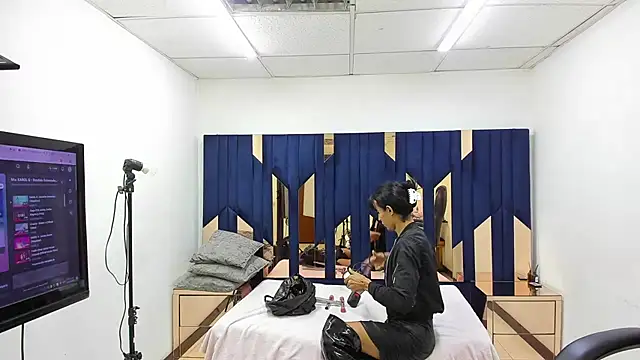 Aisha hotts777 online show from April 29, 3:32 am