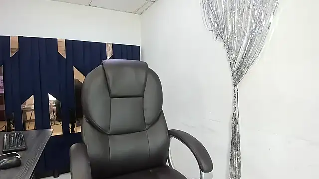 Aisha hotts777 online show from August 2, 9:46 pm