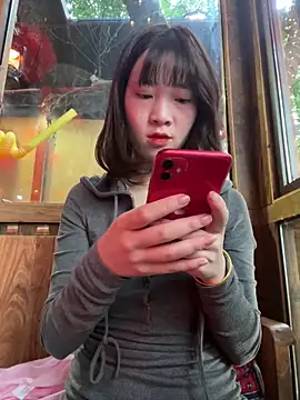 littleqiu online show from May 3, 9:26 am