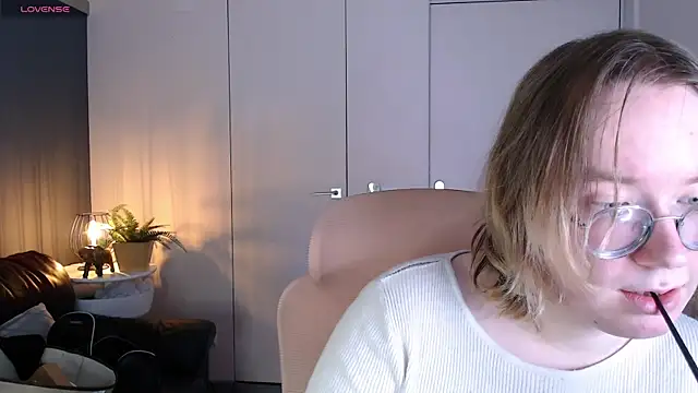 Amanda Butlerr online show from May 8, 10:53 am